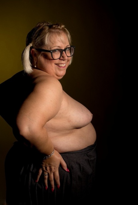 Fat Small Tits Porn Pics & MILF Sex Photos - MomSeries.com