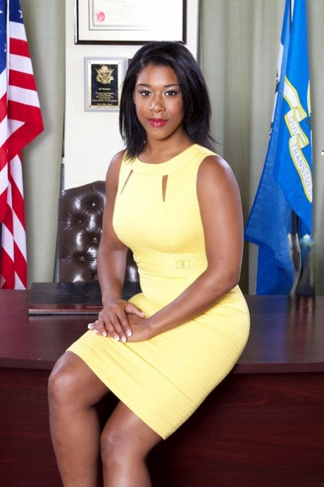 Michelle Obama lookalike undresses in oval office for a threesome 55411212