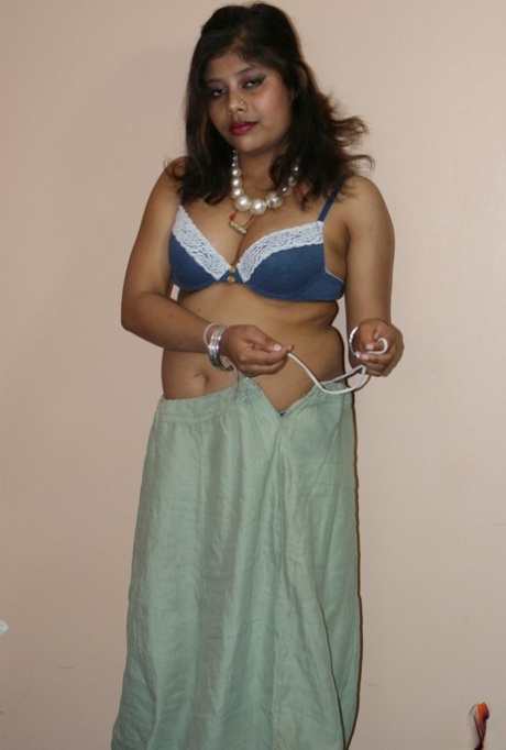 Indian Sari Wali Porn Pics & MILF Sex Photos - MomSeries.com